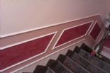 Subida de escalera decorada con molduras.