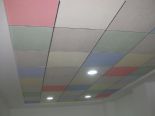 Bandeja perimetral con techo desmontable de placas de colores.
